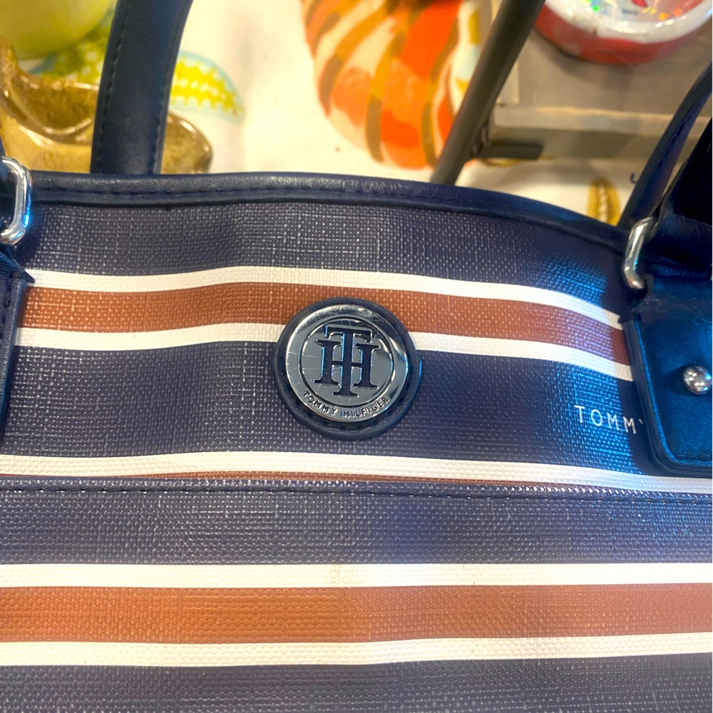 Tommy Hilfiger handbag purse excellent preowned condition. Many compartments